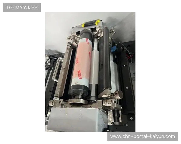 柔性显示屏替换传统广告牌,内容实时更新降低印刷成本