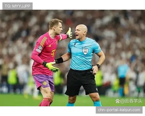 场边镜头：波切蒂诺与裁判就一次越位判罚激烈交流